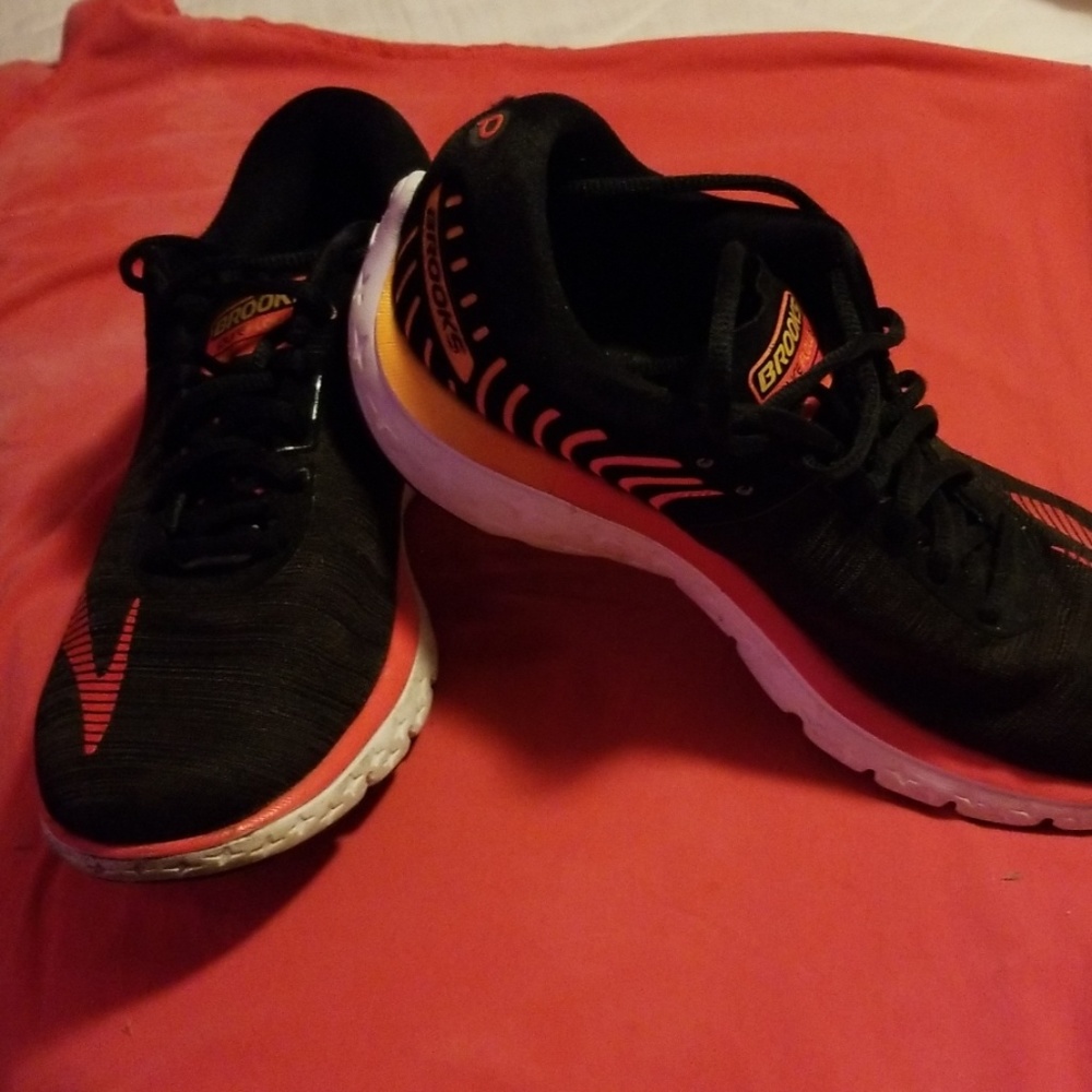 Tennis shoes